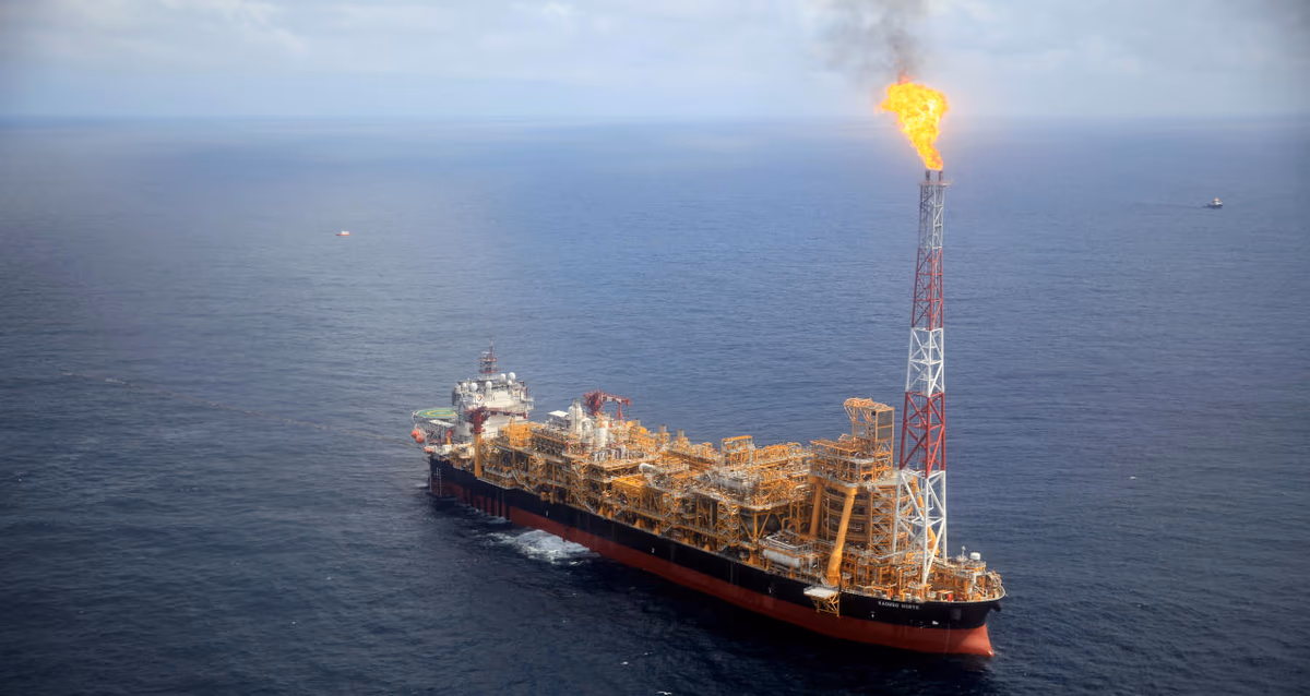 Petróleo dispara acima de US$ 111 e tarifas de Trump desafiam economia global em 2026