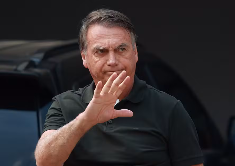 Bolsonaro tem alta prevista para sexta e vai para prisão domiciliar