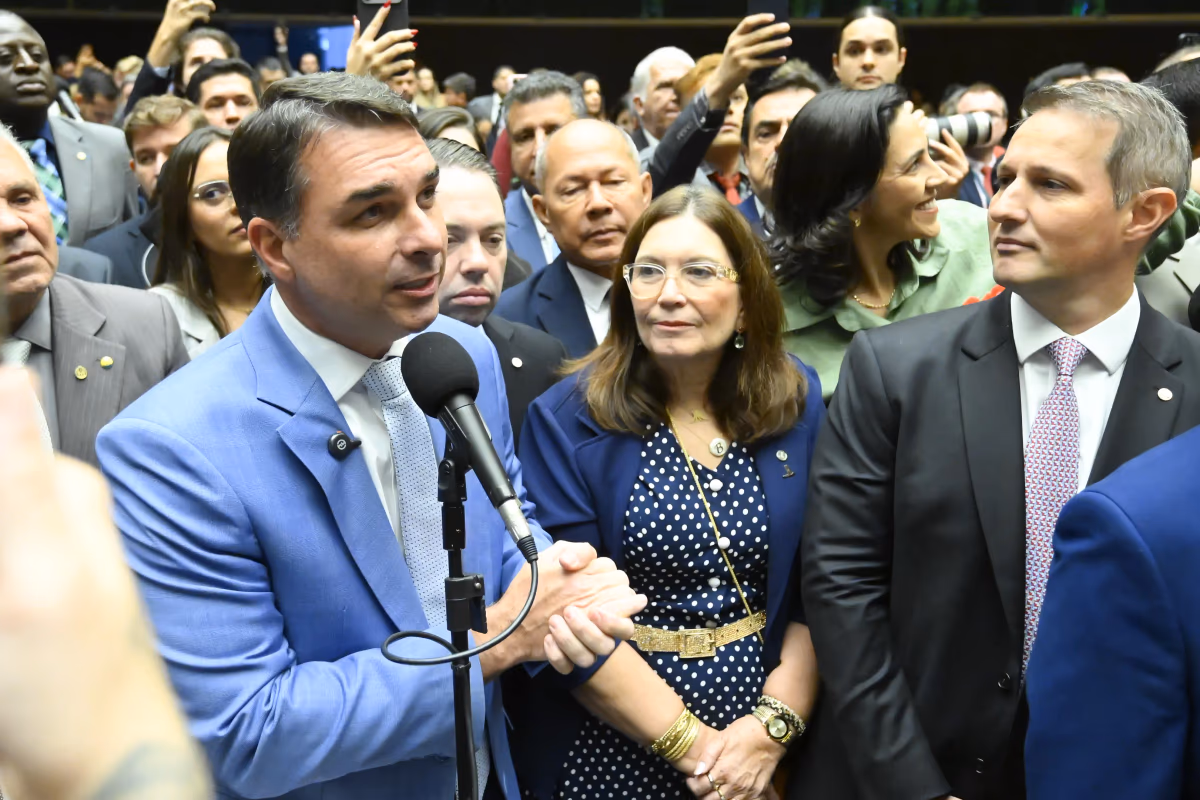 Flávio Bolsonaro propõe modelo de trabalho com remuneração por hora e 'mais liberdade'