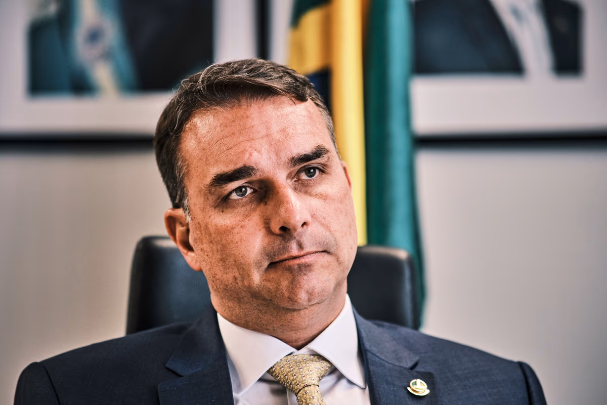 Áudio revela Flávio Bolsonaro cobrando banqueiro por pagamentos ligados a filme