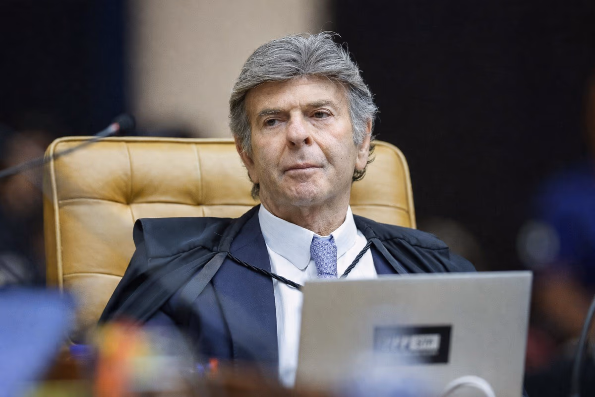 Fux muda voto e defende reverter condenação de 10 réus do 8 de janeiro