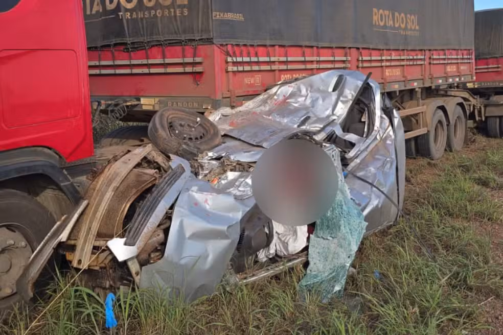 Acidente entre carro e carreta deixa um morto e um gravemente ferido na MT-010