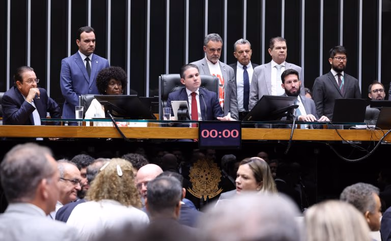 Câmara aprova fim da escala 6x1 e estabelece 40 horas semanais de trabalho