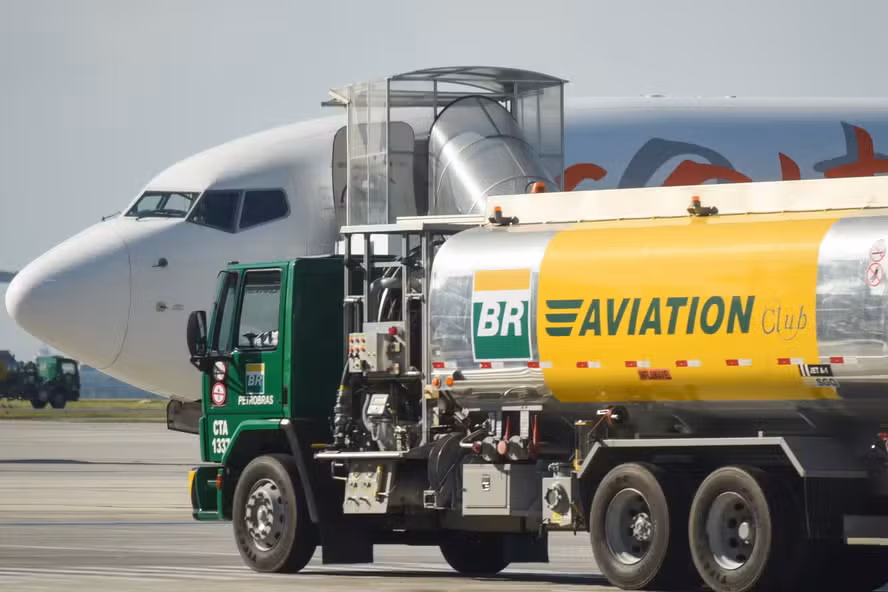 Querosene de aviação dispara 18% e Petrobras cita guerra no Oriente Médio