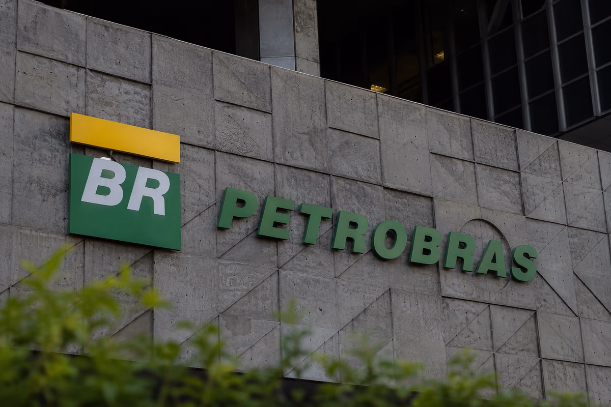 Gasolina tem alta de R$ 0,48 nas distribuidoras, mas subsídio federal evita salto no preço final