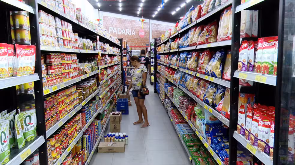 Inflação desacelera em abril, mas alimentos seguem em alta