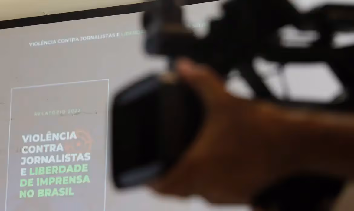 Brasil tem 2,5 mil ataques virtuais contra jornalistas por dia, diz Abert