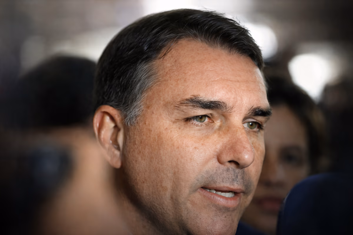 Vazam conversas sigilosas de Flávio Bolsonaro com banqueiro sobre filme