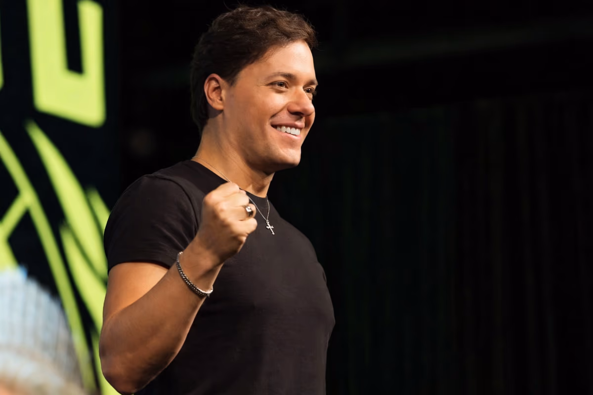 Senador teria aconselhado pastor André Valadão a não voltar ao Brasil