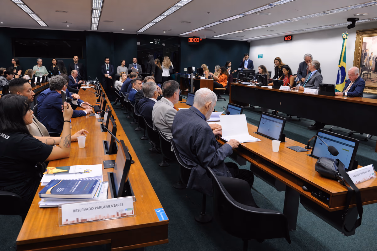 Votação sobre fim da escala 6x1 trava na Câmara após pedido de vista