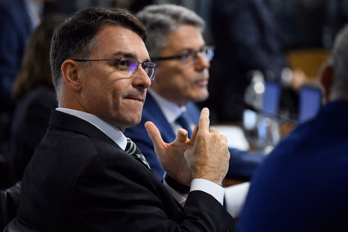 Moraes abre inquérito contra Flávio Bolsonaro e acende alerta para eleição presidencial