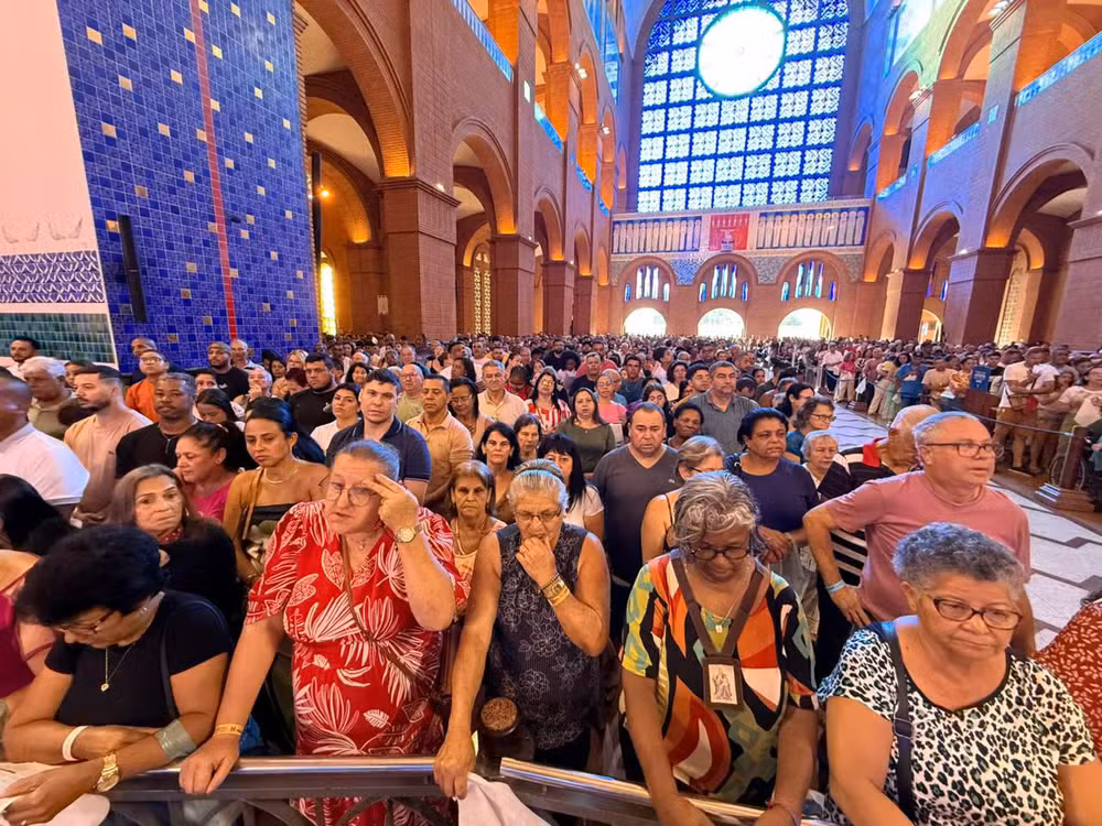 Fiéis lotam Santuário de Aparecida em Domingo de Páscoa