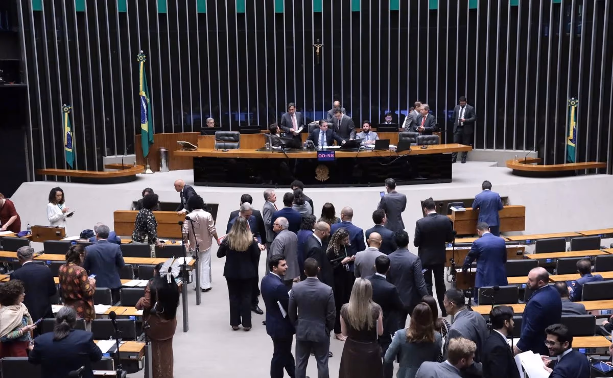 Câmara aprova projeto que dá benefícios a partidos e flexibiliza pagamento de multas