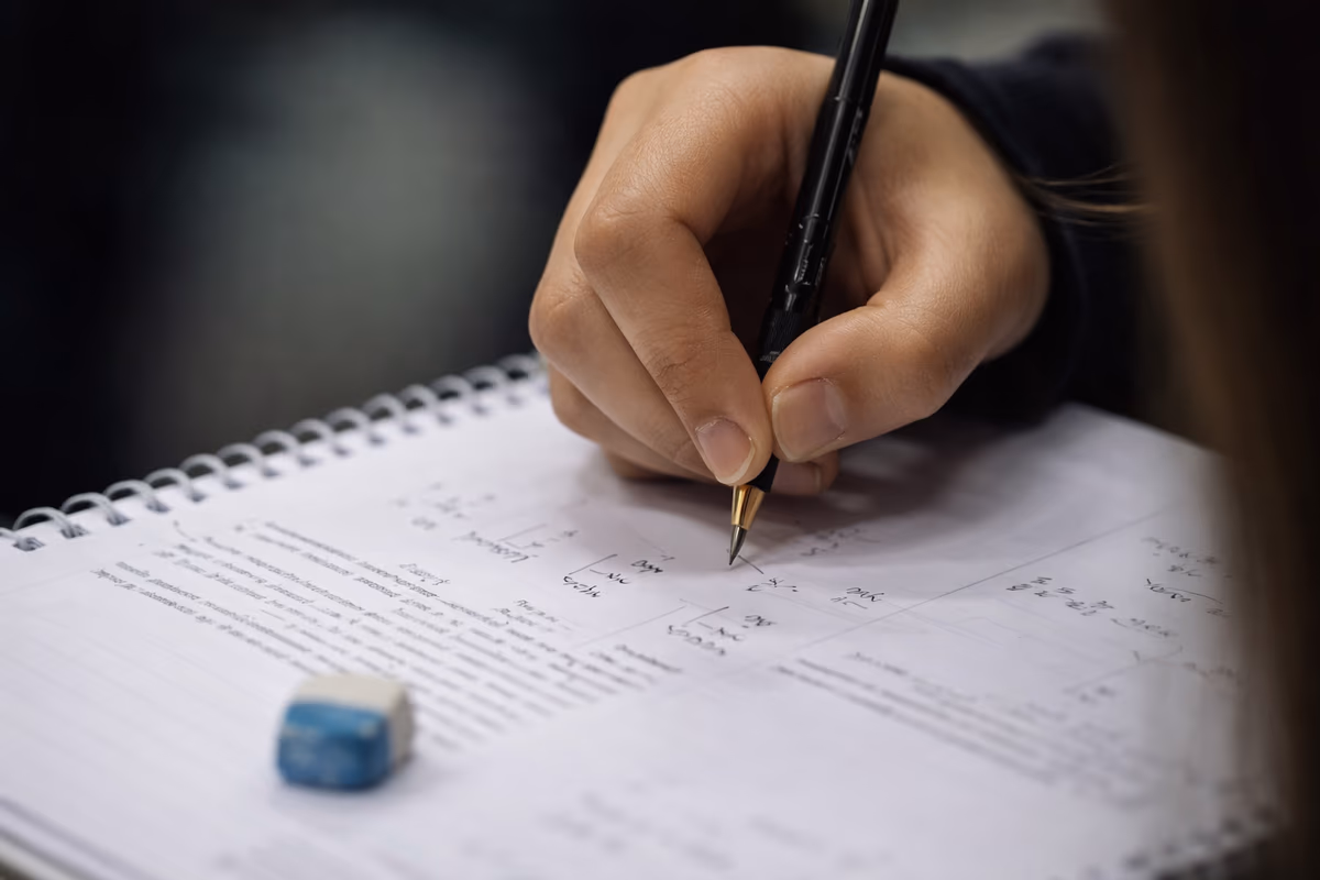 Inflação acelera para 0,70% em fevereiro, impulsionada por reajustes na educação