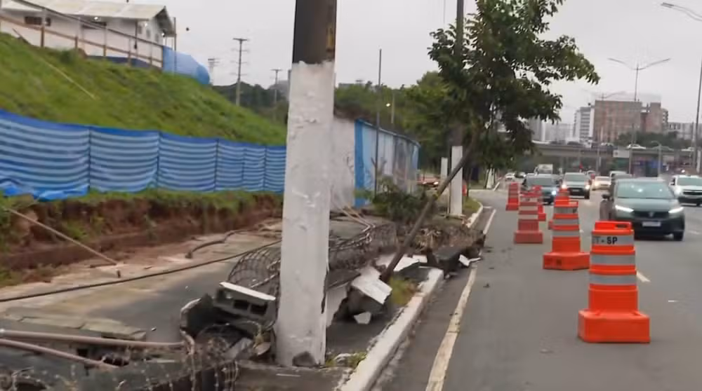 Temporal derruba muro em Congonhas; chuva forte provoca cancelamentos e atrasos de voos